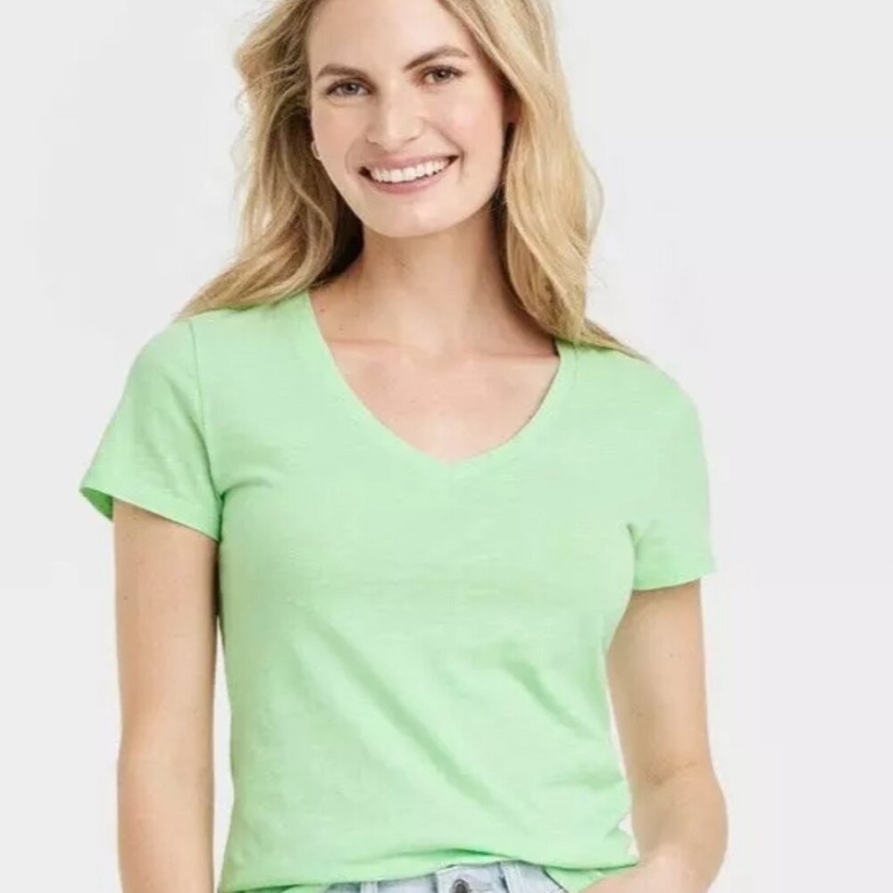 5/$25 Universal Thread V-neck Top NWT